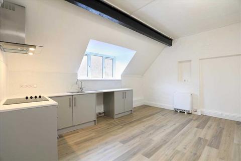 Studio to rent, High Street, Burton Latimer