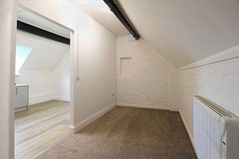 Studio to rent, High Street, Burton Latimer