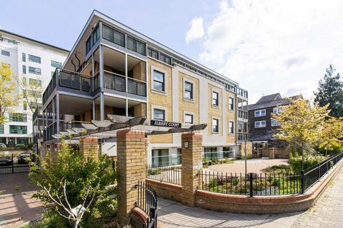 3 bedroom flat for sale, Albany Court, London W4