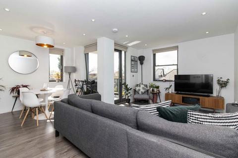 3 bedroom flat for sale, Albany Court, London W4