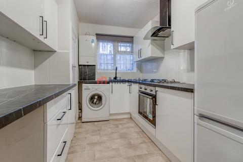 2 bedroom flat to rent, Oakhall Drive, Sunbury-On-Thames TW16