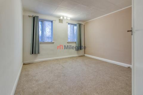 2 bedroom flat to rent, Oakhall Drive, Sunbury-On-Thames TW16