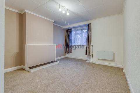 2 bedroom flat to rent, Oakhall Drive, Sunbury-On-Thames TW16