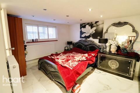 4 bedroom detached house to rent, Robin Close, Romford