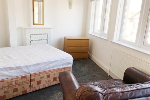 3 bedroom flat to rent, 190 Alma Road, Charminster, BH9