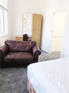 3 bedroom flat to rent, 190 Alma Road, Charminster, BH9