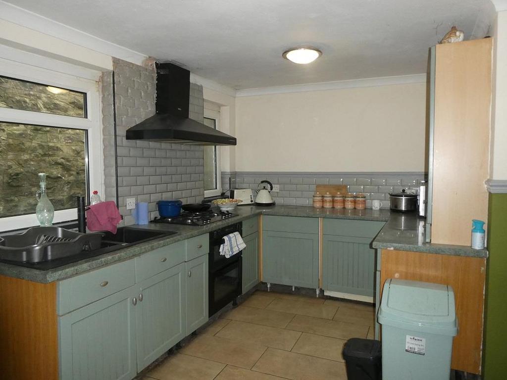 Kitchen (L shaped)