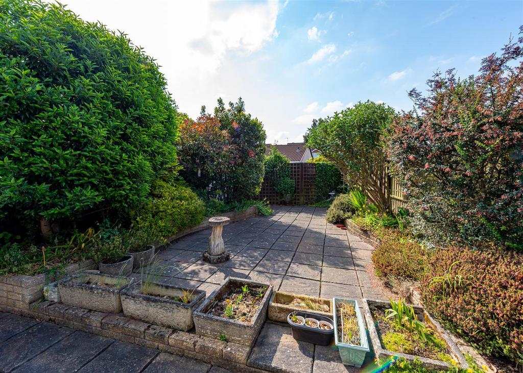 1 Oatlands Way-MAY25-garden1.jpg