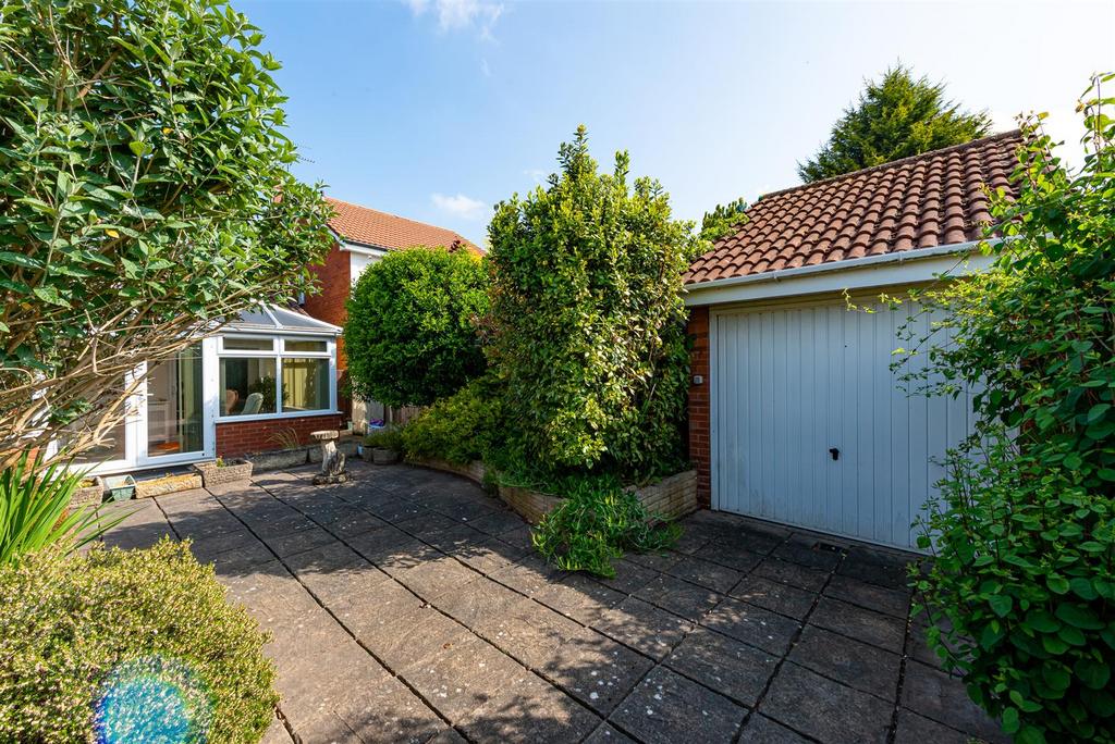 1 Oatlands Way-MAY25-garden3.jpg
