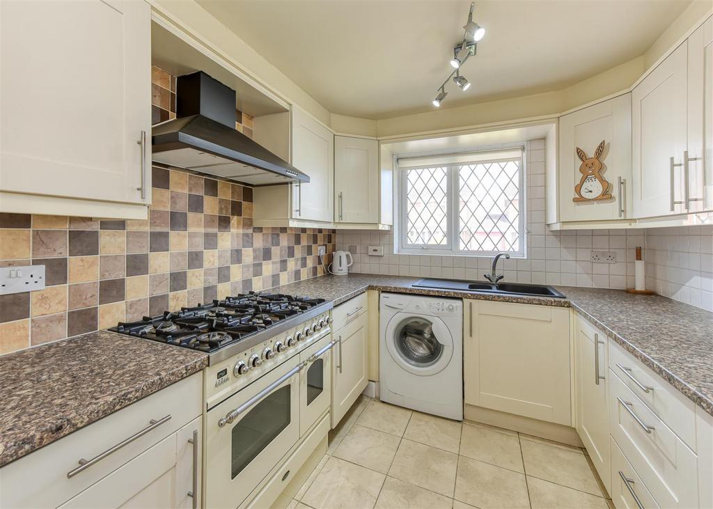 1 Oatlands Way-MAY25-kitchen.jpg