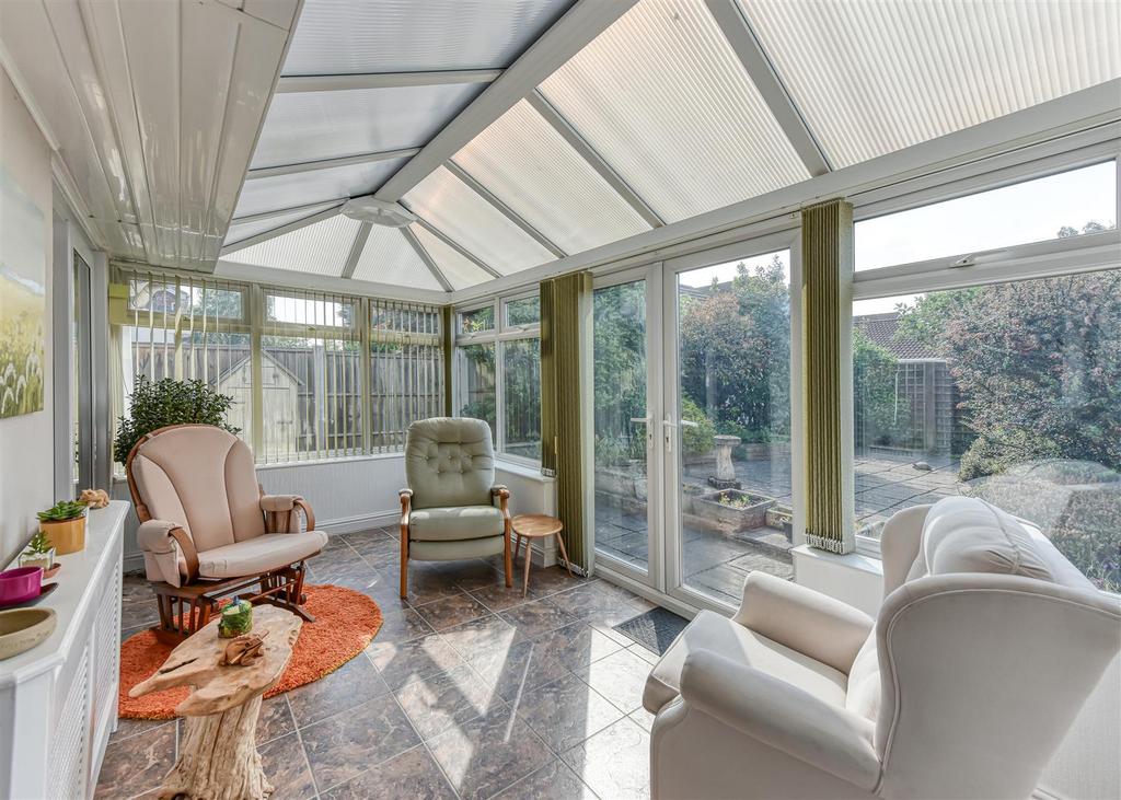 1 Oatlands Way-MAY25-conservatory.jpg