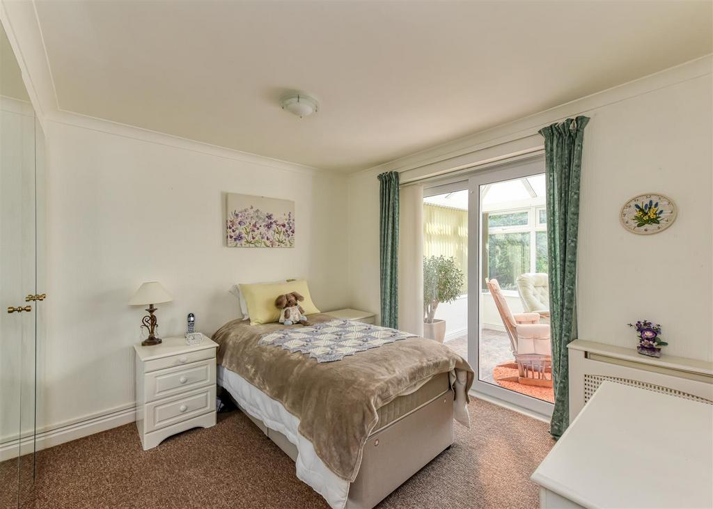 1 Oatlands Way-MAY25-bed1.jpg