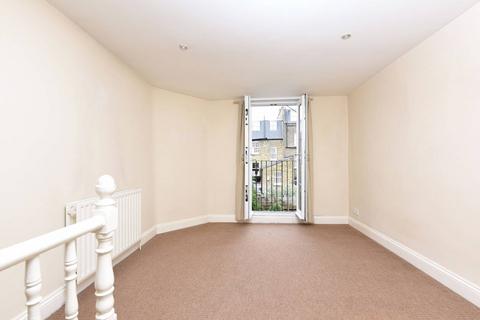 2 bedroom flat to rent, Mallinson Road, Between the Commons, London, SW11