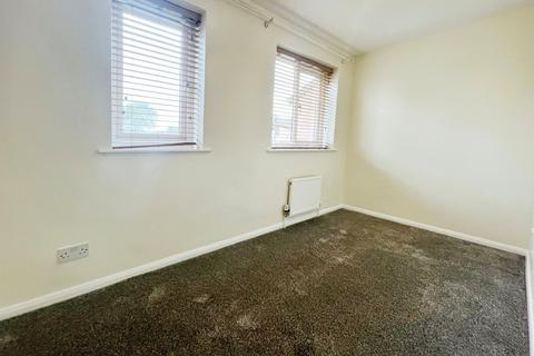 2 bedroom semi-detached house to rent, Beverley Close, Manchester M45