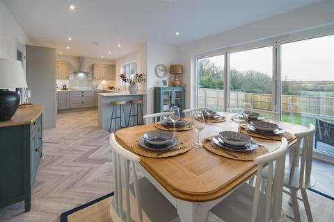 4 bedroom detached house for sale, NETTLESTONE VILLAGE