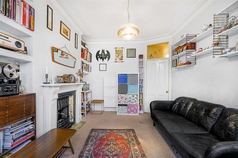 2 bedroom flat for sale, Birkbeck Road, London N8