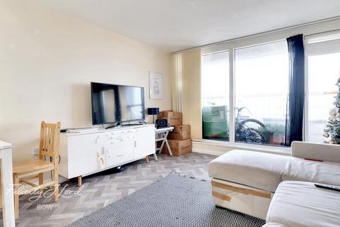 2 bedroom flat to rent, 57 Priestman Point, Bow