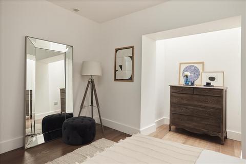 2 bedroom duplex for sale, Felgate Mews, London, W6