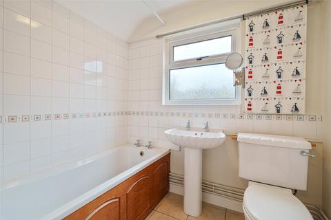 2 bedroom semi-detached house to rent, Howard Road, Berkshire RG40