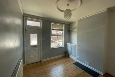 2 bedroom terraced house to rent, Avenue Road Extension, Leicester