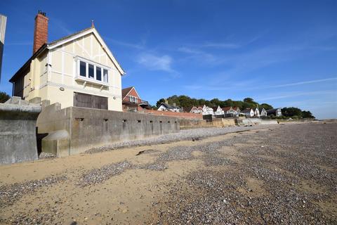 3 bedroom detached house to rent, Seagrove Bay, Seaview, PO34 5BW