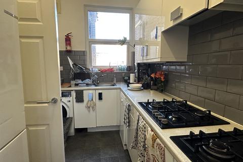 6 bedroom terraced house to rent, Richmond Grove, Manchester M13