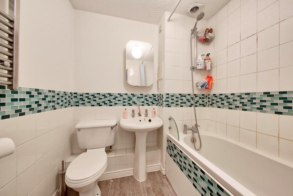 18 times court 24 ravensbury road bathroom.jpg