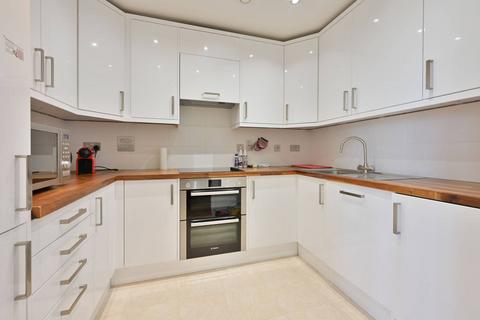 2 bedroom flat for sale, Station Approach, Woking, GU22