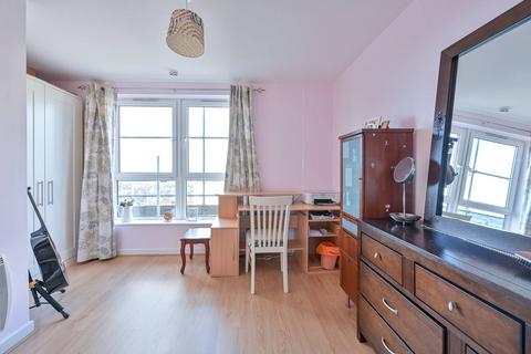 2 bedroom flat for sale, Station Approach, Woking, GU22