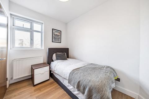 3 bedroom flat to rent, Perry Vale London SE23