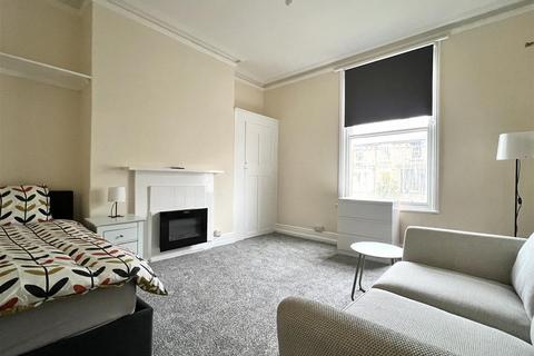 Studio to rent, Westbourne Grove, Scarborough