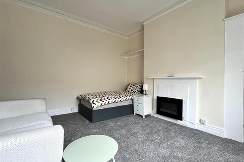 Studio to rent, Westbourne Grove, Scarborough