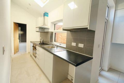 3 bedroom terraced house to rent, Loscoe Road, Carrington, Nottingham, NG5 2AW