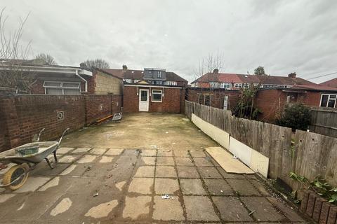 5 bedroom terraced house to rent, St. Peters Road, Southall UB1