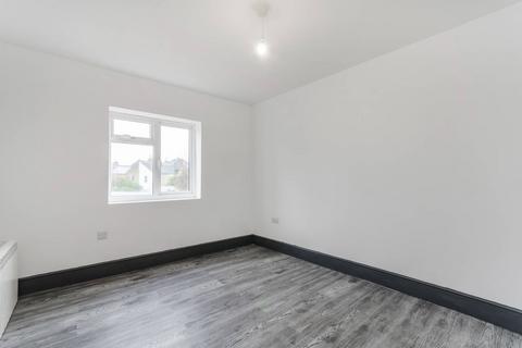 3 bedroom flat to rent, Waddon Road, Waddon, Croydon, CR0