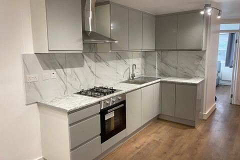 1 bedroom in a flat share to rent, Richmond Road, London, E8