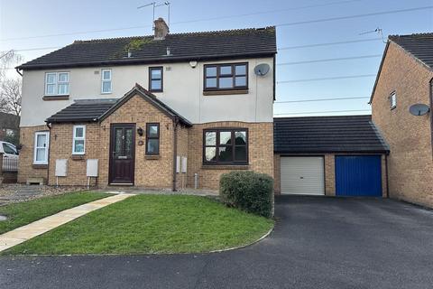 3 bedroom semi-detached house to rent, Hollybush Close, Chippenham