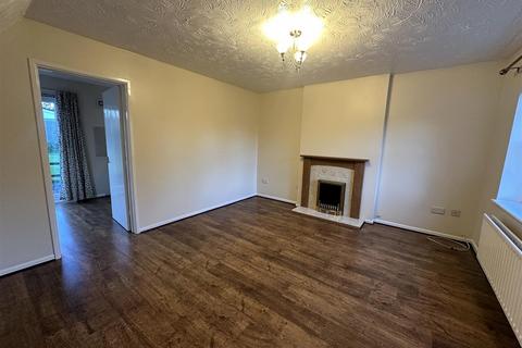 3 bedroom semi-detached house to rent, Hollybush Close, Chippenham