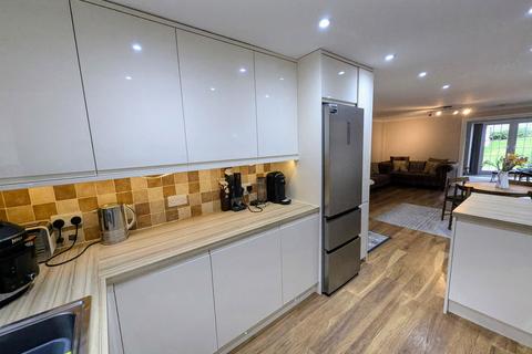 2 Beacon Bottom, Park Gate, Southampton, SO31 7GQ