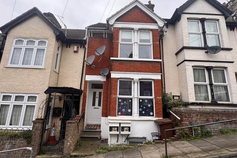 1 bedroom flat to rent, Institute Road, Chatham