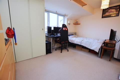 Studio for sale, Heathfield Drive, Mitcham CR4