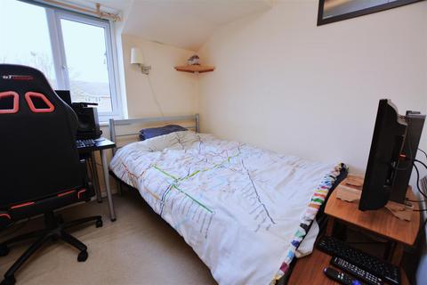 Studio for sale, Heathfield Drive, Mitcham CR4