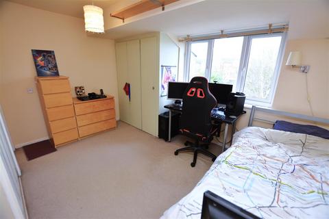 Studio for sale, Heathfield Drive, Mitcham CR4