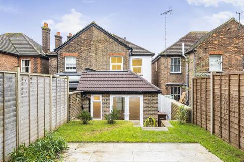 4 bedroom terraced house to rent, Walnut Tree Close, Guildford GU1