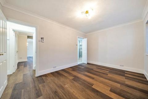 4 bedroom terraced house to rent, Walnut Tree Close, Guildford GU1