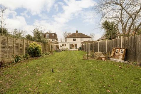 5 Manor Gardens, Sunbury-on-thames, TW16 6NY