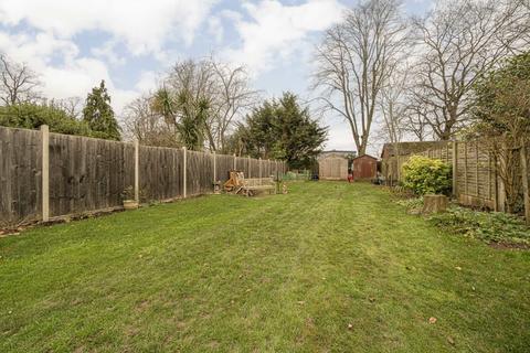 5 Manor Gardens, Sunbury-on-thames, TW16 6NY