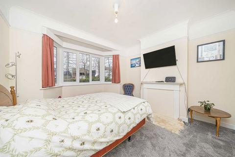5 Manor Gardens, Sunbury-on-thames, TW16 6NY