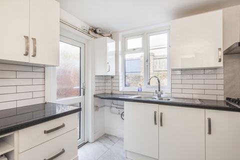 2 bedroom flat to rent, Fenham Road Peckham SE15