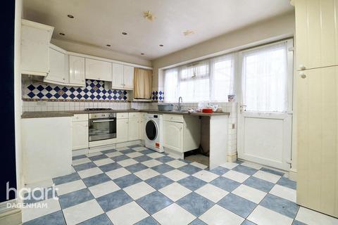 3 bedroom terraced house for sale, Parsloes Avenue, Dagenham